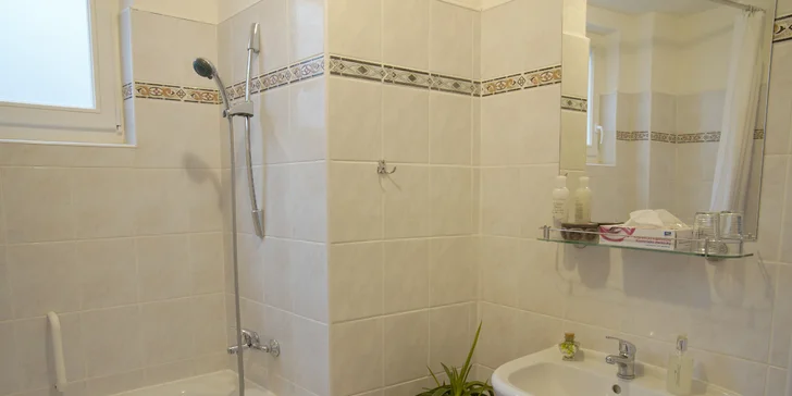 Odpočinek v Karlových Varech: lázeňský hotel s polopenzí, procedurami a saunou