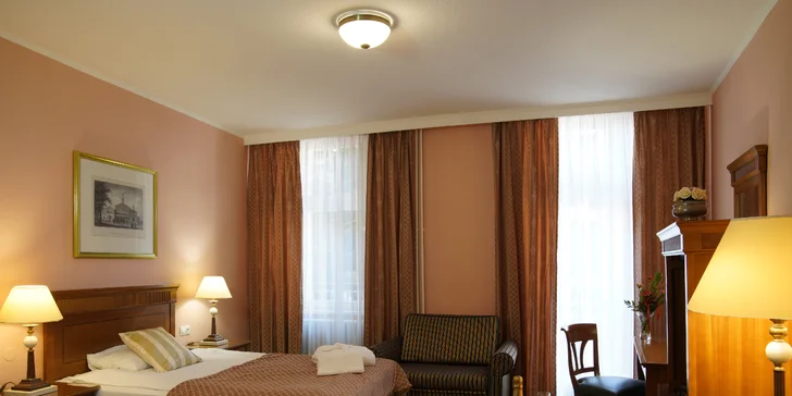 Odpočinek v Karlových Varech: lázeňský hotel s polopenzí, procedurami a saunou