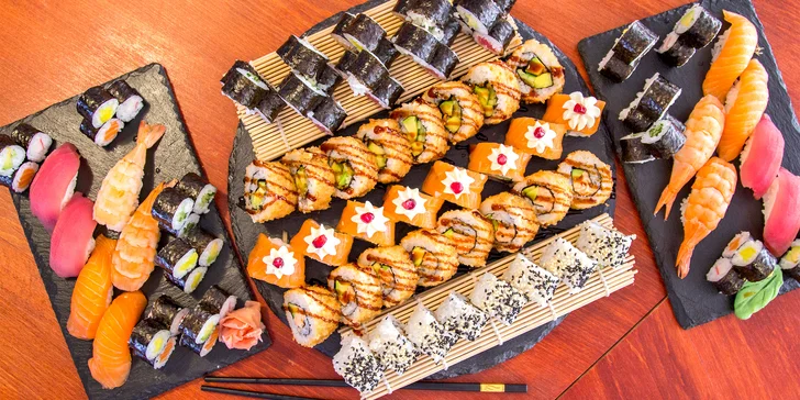 Pestré sety 30–107 ks sushi, smažených závitků a kimchi i s vínem