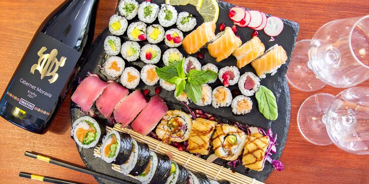 Pestré sety 30–107 ks sushi, smažených závitků a kimchi i s vínem