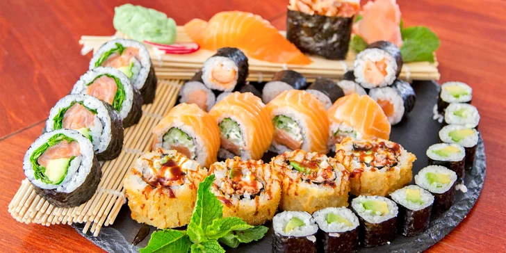 Pestré sety 30–107 ks sushi, smažených závitků a kimchi i s vínem