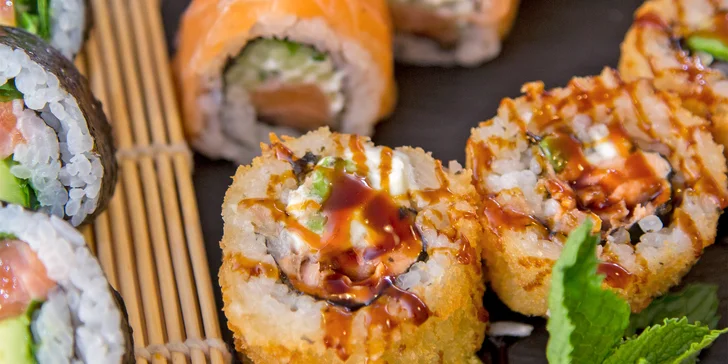 Pestré sety 30–107 ks sushi, smažených závitků a kimchi i s vínem