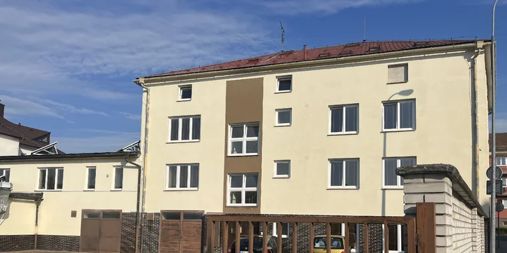 Kosmetické ošetření pleti s peelingem a hloubkovým čištěním, masáž a úprava obočí