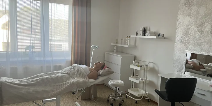 Kosmetické ošetření pleti s peelingem a hloubkovým čištěním, masáž a úprava obočí