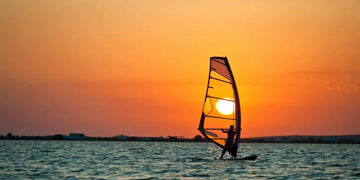 Pobyt na břehu jezera Sarbsko u Baltu: snídaně, wellness i půjčení paddleboardů a šlapadel nebo surfování