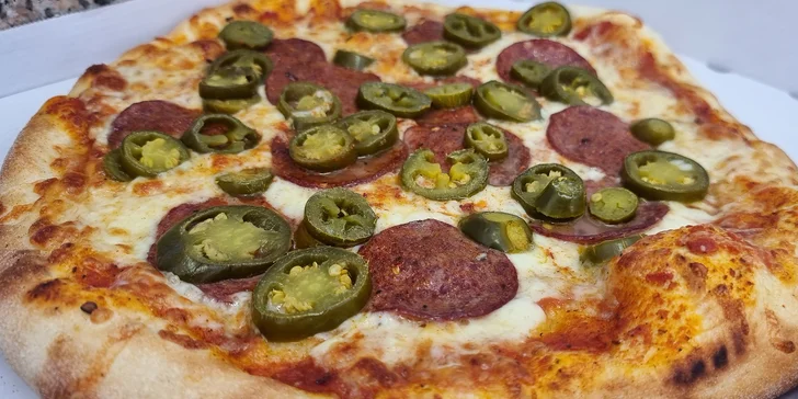 Jedna nebo dvě velké pizzy o průměru 45 cm podle výběru z 15 druhů