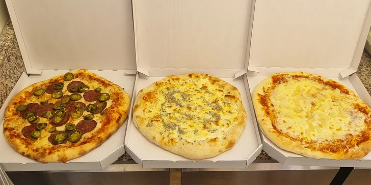 Jedna nebo dvě velké pizzy o průměru 45 cm podle výběru z 15 druhů