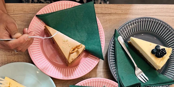 Cheesecake dle denní nabídky a káva dle výběru pro 1 či 2 osoby v kavárně na Vinohradech