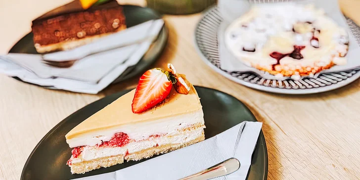 Cheesecake dle denní nabídky a káva dle výběru pro 1 či 2 osoby v kavárně na Vinohradech