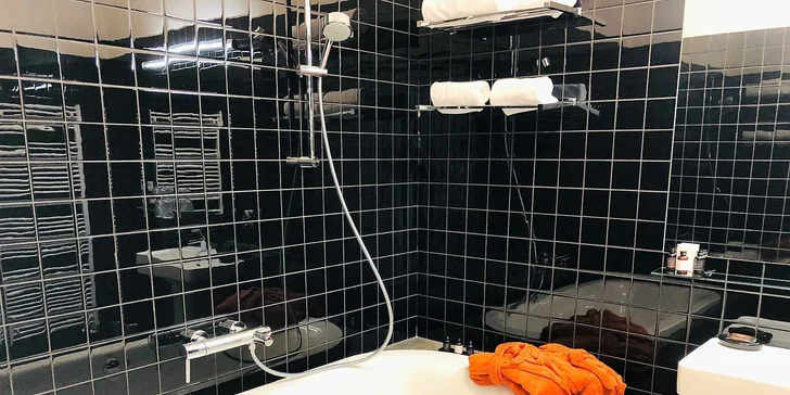 Romantika na zámečku: snídaně nebo pobyt s večeří, láhví sektu i vstupem do sauny a vířivky