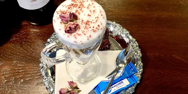 Latte s příchutí i káva z džezvy, originální limonáda nebo čaj s bylinkami a kořením: 1-2 os.