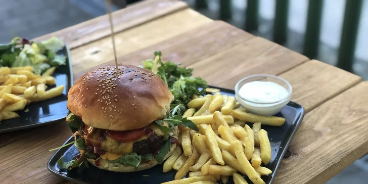 Burger dle výběru i hovězí tatarák v Krušovické restauraci pro 1 i 2 osoby