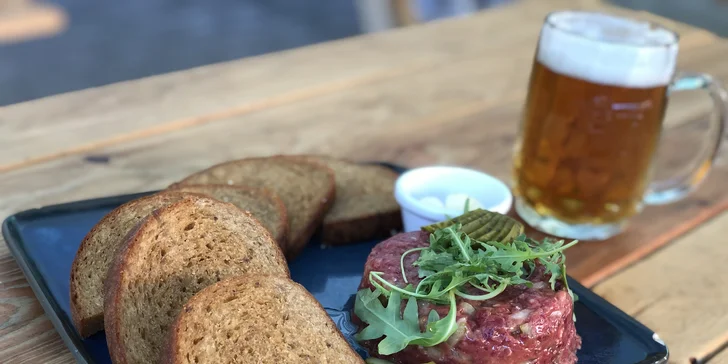 Burger dle výběru i hovězí tatarák v Krušovické restauraci pro 1 i 2 osoby