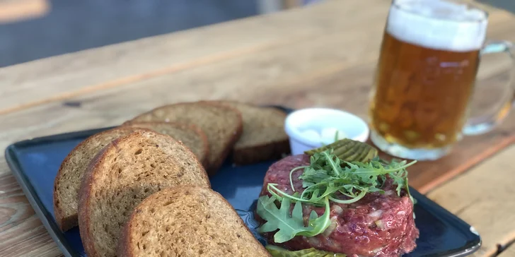 Burger dle výběru i hovězí tatarák v Krušovické restauraci pro 1 i 2 osoby