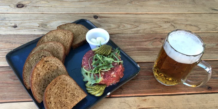 Burger dle výběru i hovězí tatarák v Krušovické restauraci pro 1 i 2 osoby