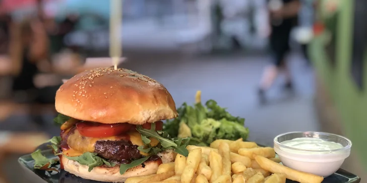 Burger dle výběru i hovězí tatarák v Krušovické restauraci pro 1 i 2 osoby