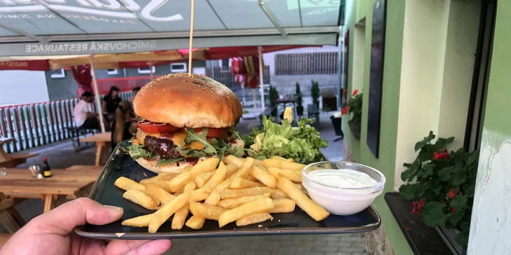 Burger dle výběru i hovězí tatarák v Krušovické restauraci pro 1 i 2 osoby