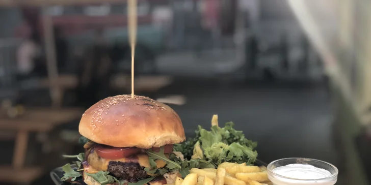 Burger dle výběru i hovězí tatarák v Krušovické restauraci pro 1 i 2 osoby