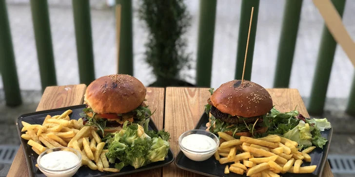 Burger dle výběru i hovězí tatarák v Krušovické restauraci pro 1 i 2 osoby