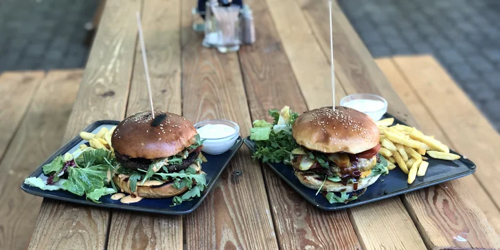 Burger dle výběru i hovězí tatarák v Krušovické restauraci pro 1 i 2 osoby