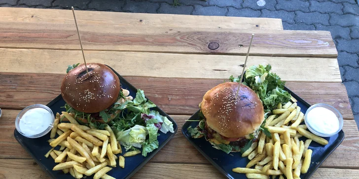 Burger dle výběru i hovězí tatarák v Krušovické restauraci pro 1 i 2 osoby