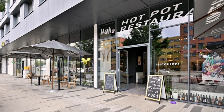 Uvařte si sami: masový talíř nebo mořské plody v autentické hotpot restauraci Nali