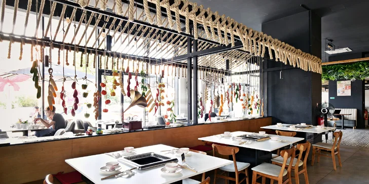 Uvařte si sami: masový talíř nebo mořské plody v autentické hotpot restauraci Nali
