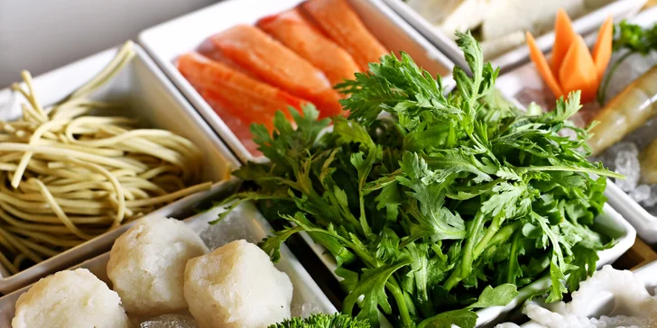 Uvařte si sami: masový talíř nebo mořské plody v autentické hotpot restauraci Nali
