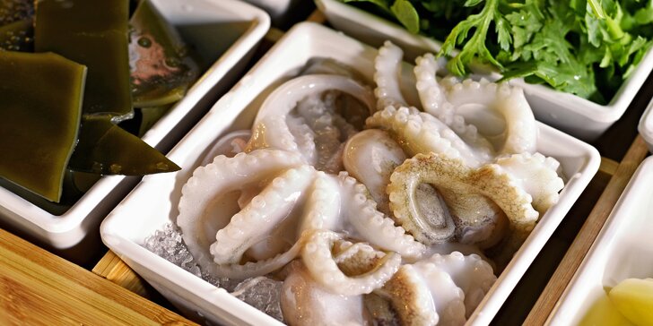 Uvařte si sami: masový talíř nebo mořské plody v autentické hotpot restauraci Nali