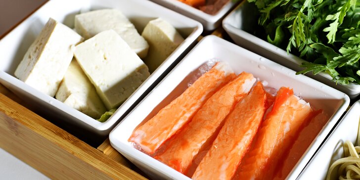 Uvařte si sami: masový talíř nebo mořské plody v autentické hotpot restauraci Nali