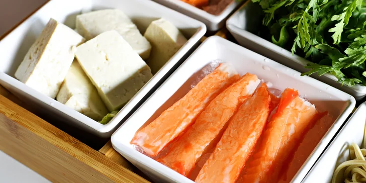 Uvařte si sami: masový talíř nebo mořské plody v autentické hotpot restauraci Nali