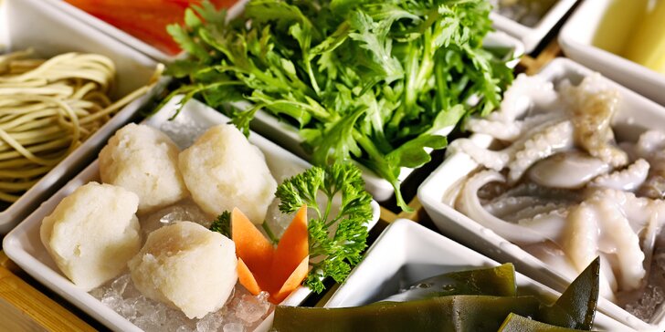 Uvařte si sami: masový talíř nebo mořské plody v autentické hotpot restauraci Nali