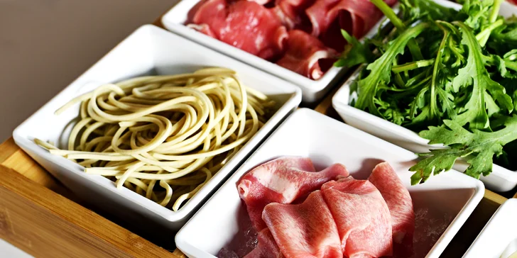 Uvařte si sami: masový talíř nebo mořské plody v autentické hotpot restauraci Nali