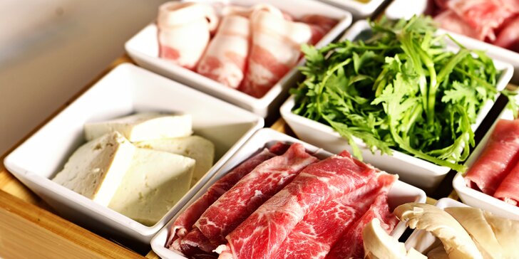 Uvařte si sami: masový talíř nebo mořské plody v autentické hotpot restauraci Nali