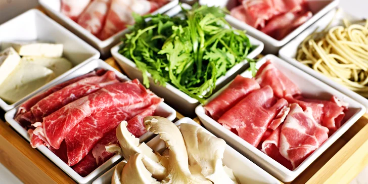 Uvařte si sami: masový talíř nebo mořské plody v autentické hotpot restauraci Nali