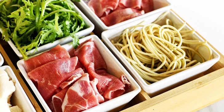 Uvařte si sami: masový talíř nebo mořské plody v autentické hotpot restauraci Nali