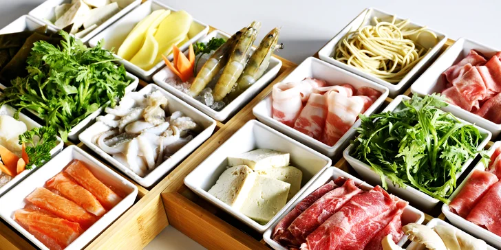 Uvařte si sami: masový talíř nebo mořské plody v autentické hotpot restauraci Nali