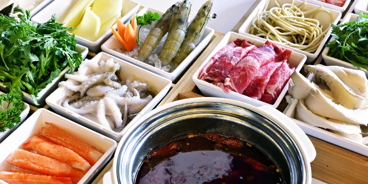 Uvařte si sami: masový talíř nebo mořské plody v autentické hotpot restauraci Nali