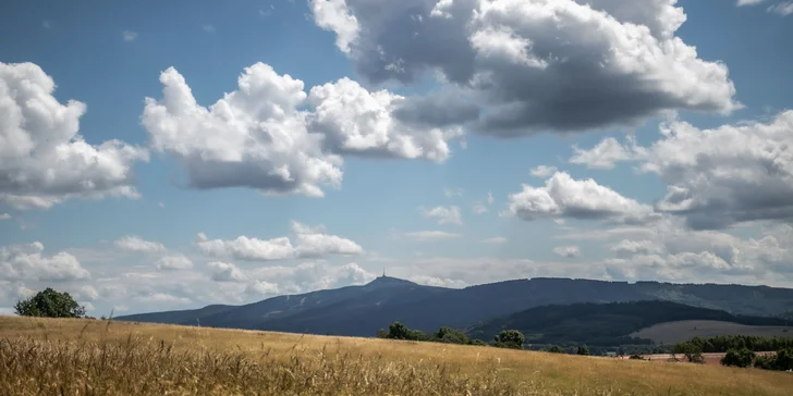 Nádherný tiny house v Jizerkách: koupelna, vybavená kuchyně, snídaňová bedýnka, terasa a klid