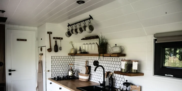 Nádherný tiny house v Jizerkách: koupelna, vybavená kuchyně, snídaňová bedýnka, terasa a klid