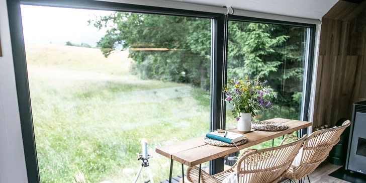 Nádherný tiny house v Jizerkách: koupelna, vybavená kuchyně, snídaňová bedýnka, terasa a klid