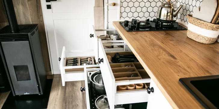 Nádherný tiny house v Jizerkách: koupelna, vybavená kuchyně, snídaňová bedýnka, terasa a klid
