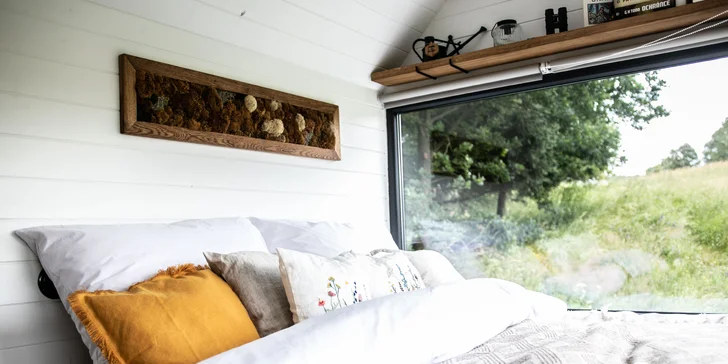 Nádherný tiny house v Jizerkách: koupelna, vybavená kuchyně, snídaňová bedýnka, terasa a klid