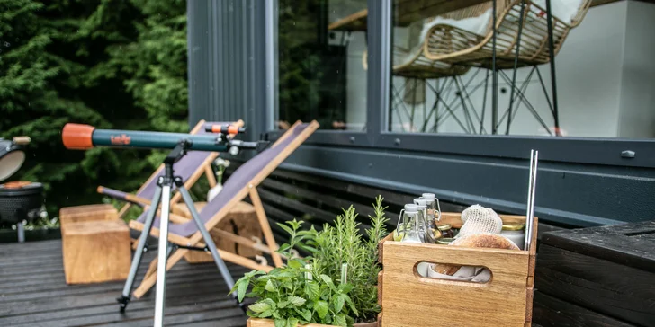 Nádherný tiny house v Jizerkách: koupelna, vybavená kuchyně, snídaňová bedýnka, terasa a klid