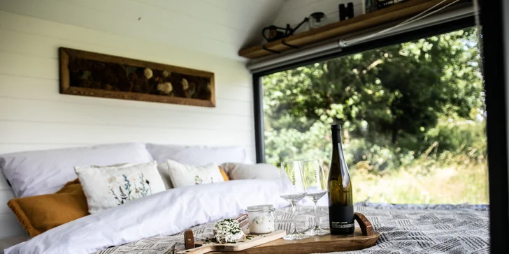 Nádherný tiny house v Jizerkách: koupelna, vybavená kuchyně, snídaňová bedýnka, terasa a klid