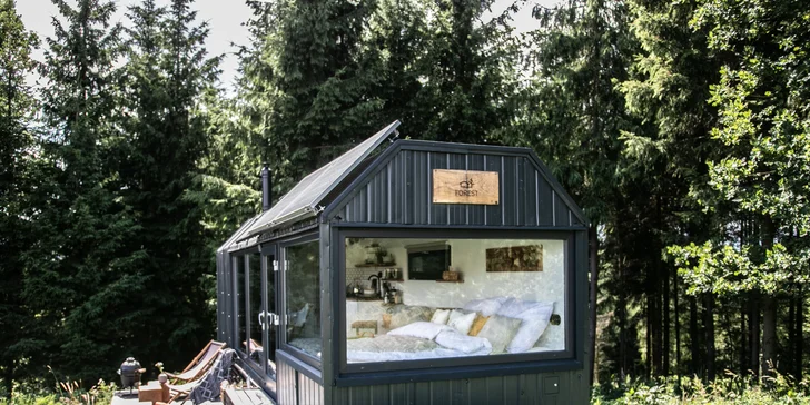 Nádherný tiny house v Jizerkách: koupelna, vybavená kuchyně, snídaňová bedýnka, terasa a klid