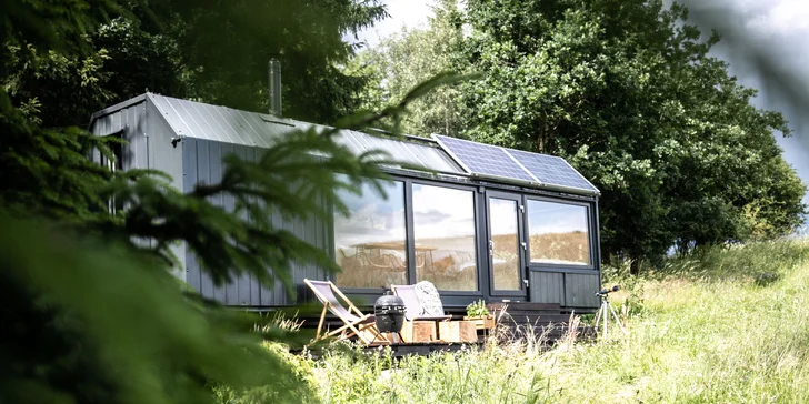 Nádherný tiny house v Jizerkách: koupelna, vybavená kuchyně, snídaňová bedýnka, terasa a klid