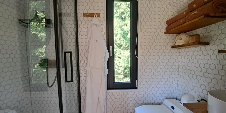 Nádherný tiny house v Jizerkách: koupelna, vybavená kuchyně, snídaňová bedýnka, terasa a klid