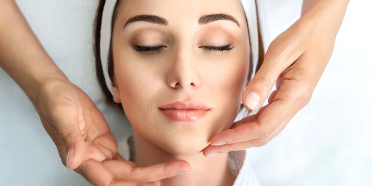 Omlazující péče: liftingová masáž obličeje a fototerapie pro podporu liftingového efektu