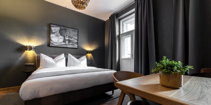 Pobyt v novém designovém hotelu v Karlíně: snídaně do postele i privátní wellness